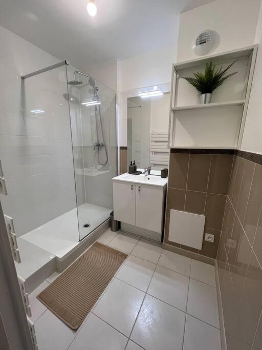 Appartement Dammarie-Les-Lys Apartment *